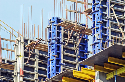 建筑施工現場混凝土澆筑鋼筋加固木框架的建立